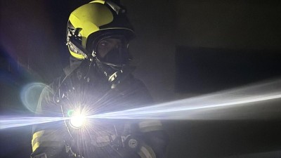 Nočn&iacute; drama v Bečově: Pož&aacute;r v panelov&eacute;m domě vyhnal z domovů 20 lid&iacute;, zasahovala i jednotka z Loun