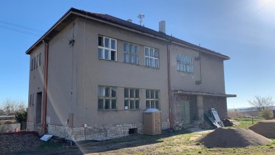 Obec Čeradice obnovila spolupráci s věznicí. Dva odsouzení z Nového Sedla pomáhají na přestavbě bývalé školy.