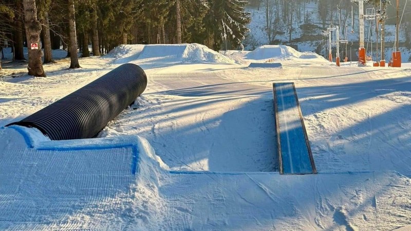 Na svahu je připraveno mnoho atrakcí. Foto: Skiareál Alšovka