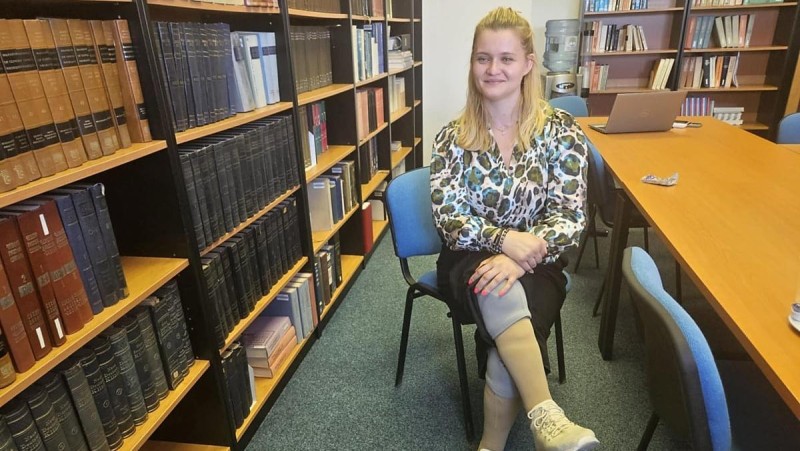 Eva Baboráková prošla v 17 letech meningokokovou infekcí s neskutečně rychlým průběhem. Lékařům se ale povedl téměř zázrak a nohy jí zachránili pod koleny. Přišla také na pravé ruce o část prstů, přesto dnes pracuje jako zdravotní sestra, která pacientům i odebírá krev. Foto: jip