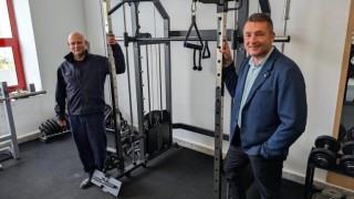 Předání se zúčastnili starosta a místostarosta, kteří si společně s hasiči na místě stroj osobně vyzkoušeli. Foto: město Louny