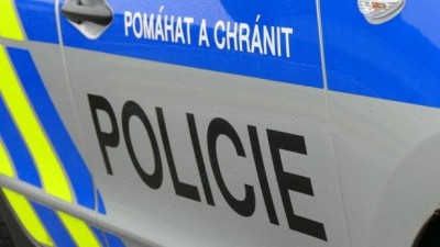 Skutečn&eacute; naplněn&iacute; hesla Pom&aacute;hat a chr&aacute;nit: Loun&scaron;t&iacute; policist&eacute; mimo službu bleskově zas&aacute;hli u v&aacute;žn&eacute; nehody