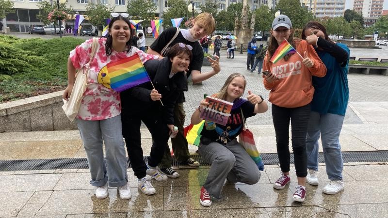 Problematiku queer společnosti vnímají bez obtíží hlavně mladí lidé. Foto: Most Pride z. s.