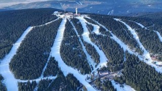 Na Kl&iacute;novci jsou v provozu v&scaron;echny lanovky. Už&iacute;t si tak můžete 28 km sjezdovek. Foto: Skiare&aacute;l Kl&iacute;novec