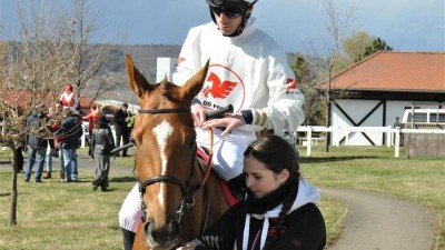 VÍTĚZEM MEMORIÁLU R. DEYLA SE STAL LONI ŽOKEJ PETR FORET NA QUEEN OF BEAUFAU. FOTO: MĚSTO MOST