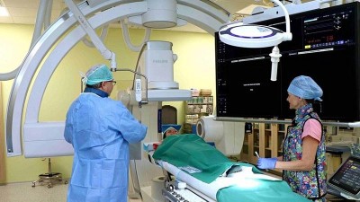 Radiologick&aacute; klinika v &uacute;steck&eacute; Masarykově nemocnici z&iacute;skala &scaron;pičkov&yacute; dvourovinn&yacute; angiograf