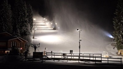 První skiareál v Krušných horách už zasněžuje, ostatní se chlubí zimní romantikou