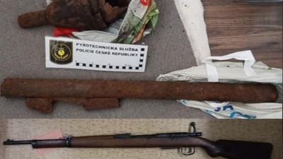 Zrezl&eacute; torzo Panzerfaustu a jednoranov&aacute; pu&scaron;ka Mauser, model Deutsche Sportmodell z konce 2. světov&eacute; v&aacute;lky. Foto: Policie ČR