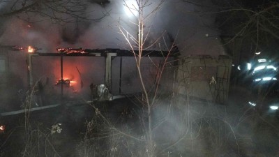 Hasiči v noci krotili plameny v Petrohradě, hořel tam sklen&iacute;k