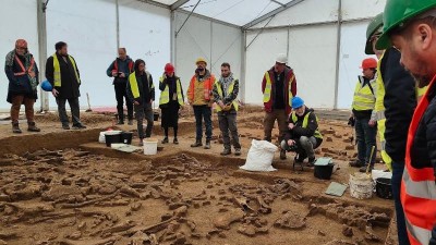 Přes dvacet tisíc let staré tábořiště lovců mamutů pokrývají tisíce kostí. Archeologové pokračují ve výzkumu cenného naleziště